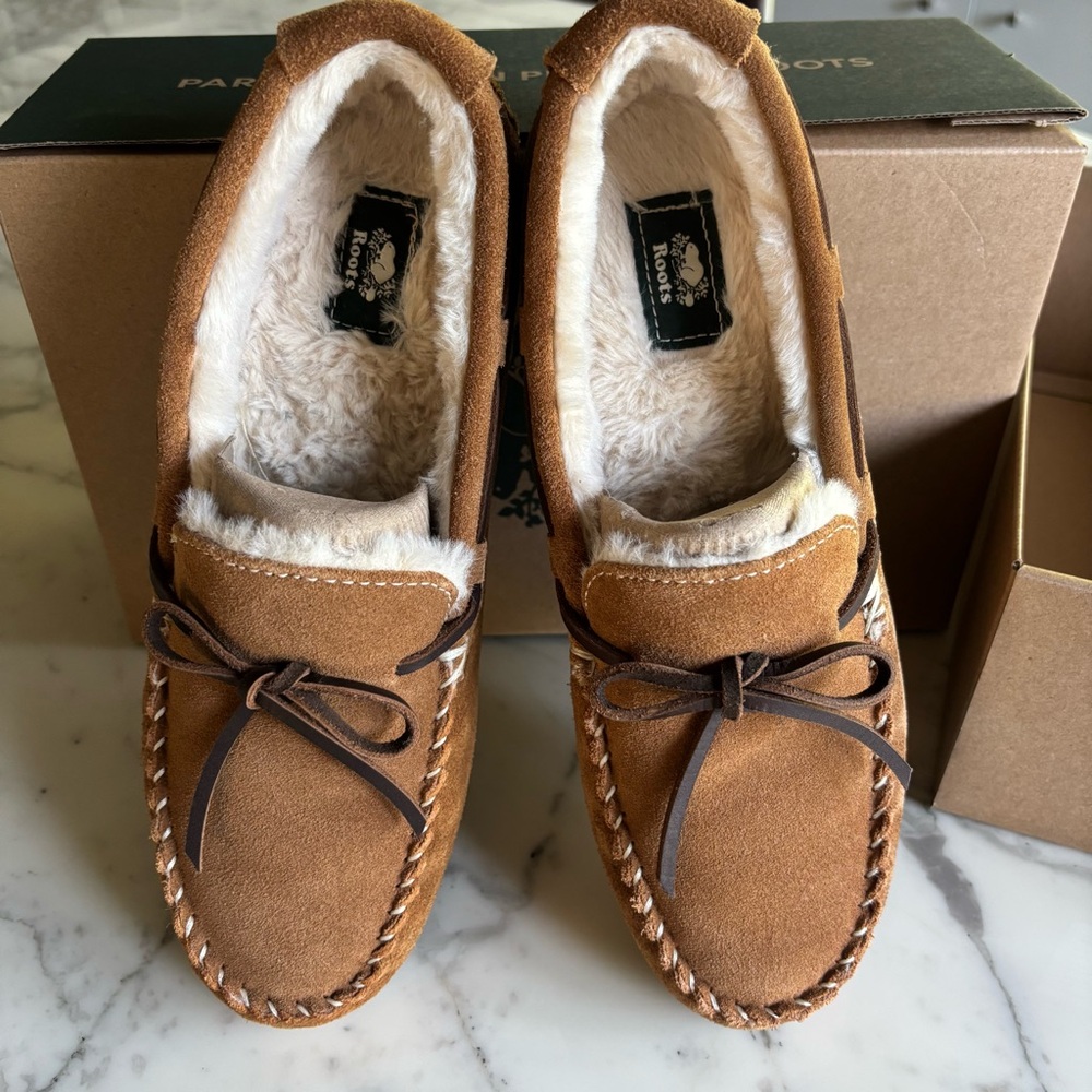 Roots Brown Suede Moccasin Slippers size 9